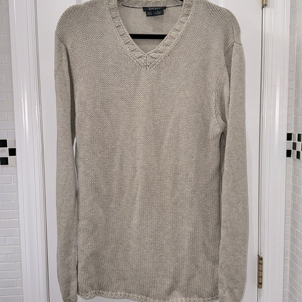 DKNY men’s 💯 cotton knit khaki tan V neck sweater. Size Medium.